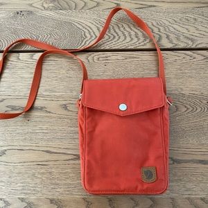 Fjallraven Greenland Pocket Bag in Cabin Red